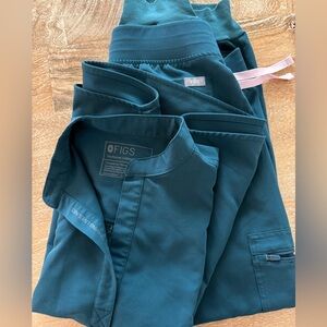 Figs Carribean Blue aet. Top XS Rafaella, Bottom MP Zamora Jogger